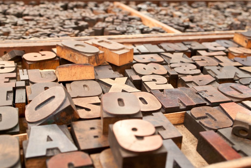 Buchstaben und Zahlen auf Lettern aus Holz für den Druck